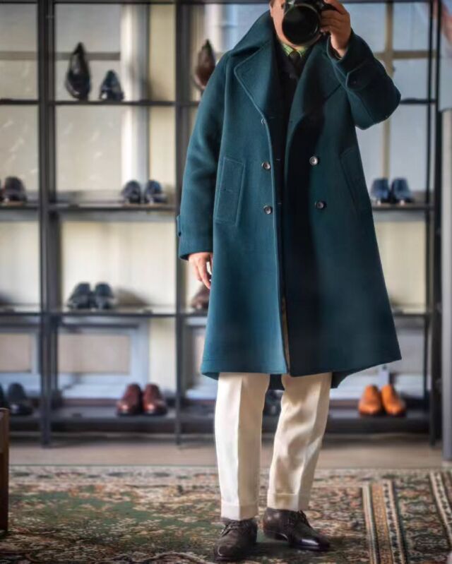 青緑のコートで出勤

今シーズンの一張羅サックコートに共生地ベスト

足元には去年の暮れにちょいと手入れしておいたSaint Crispin’s Derby 5 eyelets punched cap toe

今日も気分よう営業しとります

田中十靴店取り扱いのSaint Crispin’sについてはよろしければプロフィールリンクからホームページShoes欄にてご覧下さい→@tanakajukkaten
取り扱いモデルのサイズのご用意がない場合は、ホームページ掲載価格にて受注生産させて頂きます。
納期は約2か月半を頂戴します。
受注生産の際はお日にちを頂くことになり申し訳ありませんが是非当店のサンクリスピンお試し下さいませ

#紳士靴#tlbmallorca#saintcrispins#winsonshoemaker#靴屋