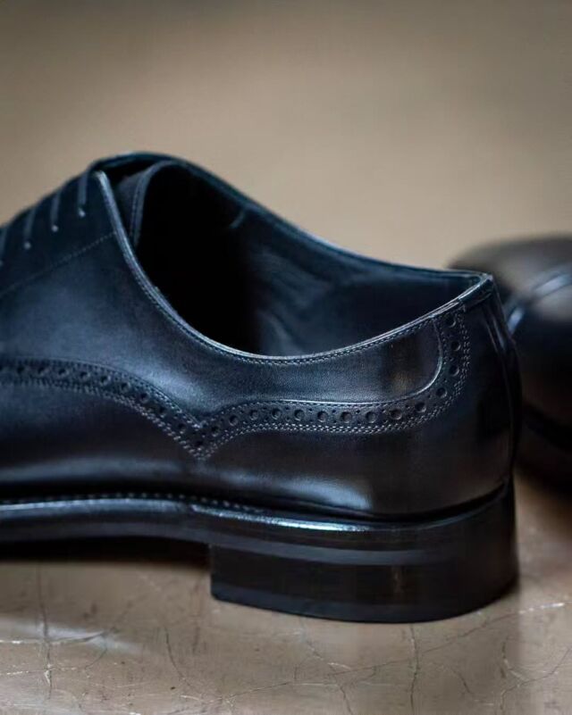 この外羽根パンチドキャップトウ
サイドのパーフォレーションがいい
一度V字を描いて踵を模る丸みを持たせた革の切り返しそしてその縁を彩る穴飾り

TLB Mallorca Punched cap toe Derby Box calf Negro(Black)

このデザインにウエストの括れも見事なチゼルトウラストを指定

そのシャープさを強調し過ぎないようにTLBシティーラバーでダブルソールにてボリュームを

結果ドレッシー過ぎずスポーティー過ぎず無難に

ではなく

どちらの要素も絶妙なバランスで併せ持つ攻めたPunched cap toe Derbyに

#田中十靴店#tlbmallorca#saintcrispins#winsonshoemaker#靴屋