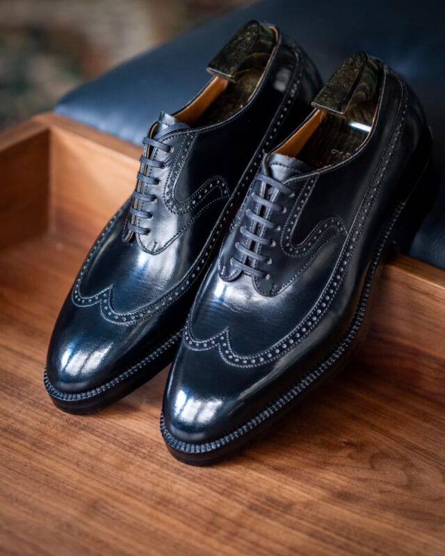 Winson Shoemaker×田中十靴店 Grit dress collection

新作の6-eyelets long wing derby

今回ラウンドトウのロングウィングを作るにあたり丸みあるフォルムに合わせたデザインを一から作りました

羽根の根元が特徴
丸みを持たせ 一見、内羽根式と見紛うほど小さな幅の外羽根

グッと踵方向に流れたデザインがロングウイングと共鳴

6穴で細かく刻み羽根が間延びしていないのもグッド

底材はこのコレクションの醍醐味と言っていいワークブーツに用いる部材DR.Sole Super Grip Full Sole
ロングウィングの直線的なラインと合わせてフルソールをチョイス

湾曲を描くWoodsman Heelが荒々しくもドレッシーなシルエットを描く

今回のコレクションもドレス、カジュアルな装いどっちつかずではなくどちらの表情も併せ持つジャンルレスな革靴に仕上がったかと

是非お試しください

#紳士靴#tlbmallorca#saintcrispins#winsonshoemaker#靴屋