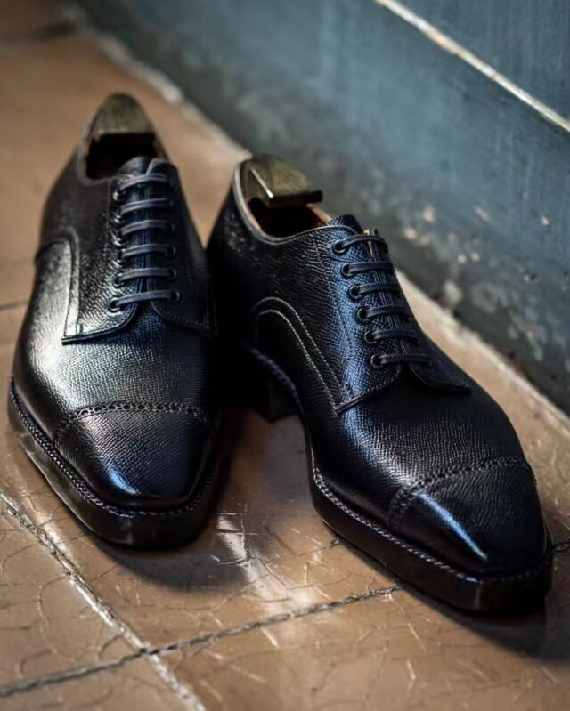 新作Winson×田中 6-eyelets derby punched cap toe

ぶっちゃけ日本人背低い足短い
エレガントな靴を履くとどうしても足だけ尖った印象

これ実は自分が上から見るイメージであって実際はそうでもないと思うんですが．．．

エレガントなシルエットの靴は基本履きたいと思っている

でもこのイメージが邪魔する

エレガント過ぎない物を追い求めてる節があります

当店の6穴キャップトウはエレガントなチゼルトウラストを使用するにあたりキャップを小さ目に6穴の羽根が前にせり出すように指定しキャップと羽根の間隔が間延びしないようにしてます

シャープなシルエットを前面に押し出すのではなくデザインバランスで少し抑える

ひょっとしたら私たちが思い描くクラシックの正体はこのあたりにあるのかもしれません

自身のイメージに合致したエレガントでクラシックな革靴スタイルを体現して頂けると幸いです

#紳士靴#tlbmallorca#saintcrispins#winsonshoemaker#靴屋