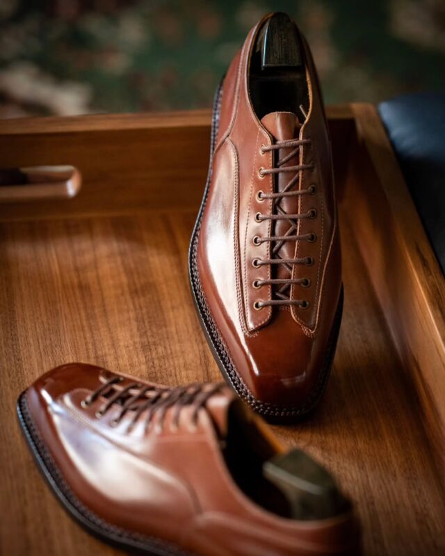 Winson Shoemaker×田中十靴店 Grit dress collection

新作Winson×田中 Dress Lineman Shoes

分かりやすい所ではダナーのブーツなんてこの羽根の仕組みです
ワークブーツデザインをモチーフにドレッシーなスクエアトウラストに載せたボリューミーでシャープでドレッシーなラインマンシューズ

つま先まで伸びる羽根が内側に繋ぎ合わされている
この形状にする事でつま先は小さいながらよりプレーンで鋭角な形状を際立てる

ハトメは小さ目8穴でレースの間隔を詰めドレッシーに
底周りはノルベジェーゼハンドステッチ
このシューズのドレスの部分を最大限発揮する為職人と相談の末ステッチは白でなく茶に

スーツスタイルのシルエットにもフィットするドレスラインマンシューズ
スーツをカジュアルな気分でコーディネートする

勿論ドレスダウンは容易
デザインがあらゆるカジュアルなコーディネートに対応するかと

ジャンルレスの極みラインマンシューズ

是非お試しください

#紳士靴#田中十靴店#winsonshoemaker#靴屋