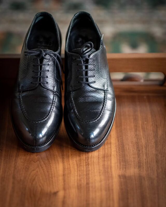 アッパーメンテナンスのご依頼を承りました
当店をご利用頂き誠に有難うございます

しっかり汚れ落としをして新しい油分補給
表情あるハッチグレインが光の陰影で映える
モチモチ感を大事にしました

またのご利用、ご来店を心よりお待ちしております

田中十靴店ではどちらのお靴でもお修理や磨きのご依頼を承ります
当店お買い上げの靴の磨きはいつまでもサービスで磨かせて頂きます

#紳士靴#田中十靴店#tlbmallorca#靴屋