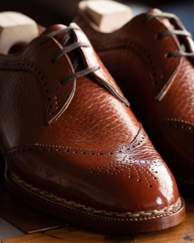 Saint Crispin's U-CAP SWANNECK 3EYELETS DERBY

当店依頼により生まれたUキャップダービー

この質感

底周りはノルベジェーゼハンドステッチにて立体感を出しつつストームウェルトではないコバの張り出しを抑えた仕様、更にウエストにはステッチを掛けずくびれを持たせて

カントリーシューズのイメージでコーディネート
ドレスシューズとしてコーディネート

どちらも着地点は他の靴と少し違うかも

どちらのコーディネートにも言えるのは過ぎない品格

田中十靴店取り扱いのSaint Crispin’sについてはよろしければプロフィールリンクからホームページShoes欄にてご覧下さい→@tanakajukkaten
取り扱いモデルのサイズのご用意がない場合は、ホームページ掲載価格にて受注生産させて頂きます。
納期は約2か月半を頂戴します。
受注生産の際はお日にちを頂くことになり申し訳ありませんが是非当店のサンクリスピンお試し下さいませ

#紳士靴#saintcrispins#田中十靴店#靴屋