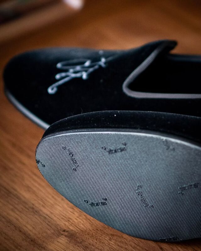 お修理のご依頼を承りました
当店をご利用頂き誠に有難うございます

前半分ゴム貼り

今の季節も勿論履けますが春支度万端といったところでしょうか
トップリフト(踵)が減ったらまたカスタムさせてください
またのご来店ご利用を心よりお待ちしております

田中十靴店ではどちらのお靴でもお修理や磨きのご依頼を承ります
当店お買い上げの靴の磨きはいつまでもサービスで磨かせて頂きます

#紳士靴#田中十靴店#靴修理#靴屋