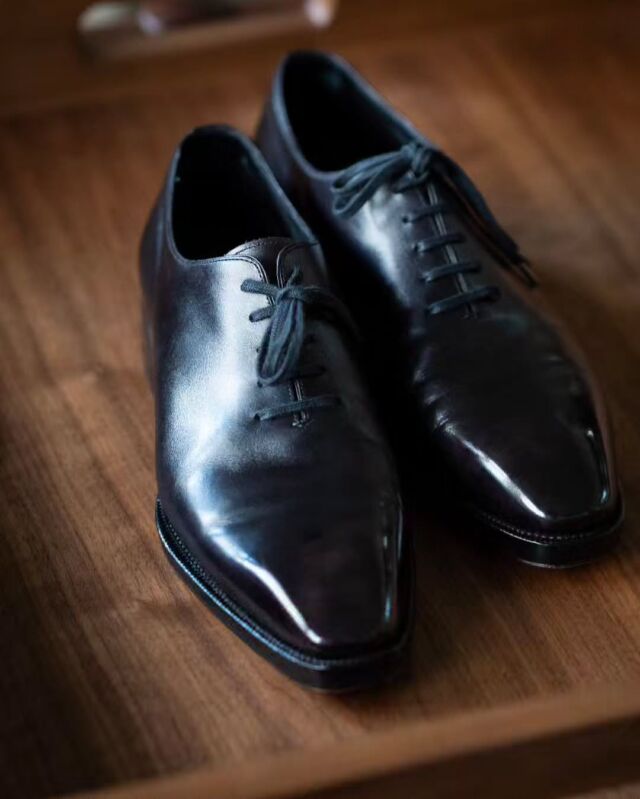 メンテナンスと艶出しのご依頼を承りました
当店をご利用頂き誠に有難うございます

汚れや古いクリームを革内部からしっかり除去しアッパー、ライニング共に潤いを与えモチモチに

黒クリームにて補色後つま先と踵をワックスにて艶出し

レザーソールにはソールモイスチャーで油分を加えしっかり擦って押し込んでゆるんだ繊維をギュッと引き締め

またのご利用を心よりお待ちしております

田中十靴店ではどちらのお靴でもお修理や磨きのご依頼を承ります
当店お買い上げの靴の磨きはいつまでもサービスで磨かせて頂きます

#紳士靴#田中十靴店#靴磨き#靴屋