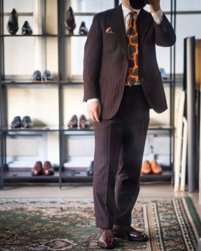Winson Shoemaker×田中十靴店 Grit dress collection

スーツスタイルに新作Winson×田中 Dress Lineman Shoes

無駄のないスーツのシルエットを壊さず履く事の出来る Dress Lineman Shoes

極端な例です

どんなスーツにもどんなシチュエーションにも対応できるという訳ではありません。でもたまにはこんなカジュアルな気分のスーツスタイルがあってもいいかと

履ける、履けそうと思って頂けたら成功です

勿論ここからのドレスダウンにはめっぽう強い

ジャケットスタイル→ワークテイストやミリタリー、アメカジなんてどうですか→行き着く先はジーパン

それぞれ他の革靴にはないジャンルを超えた何かがプラスされるはずです

色々なシーンで履いて頂けると光栄です

#紳士靴#田中十靴店#winsonshoemaker#靴屋