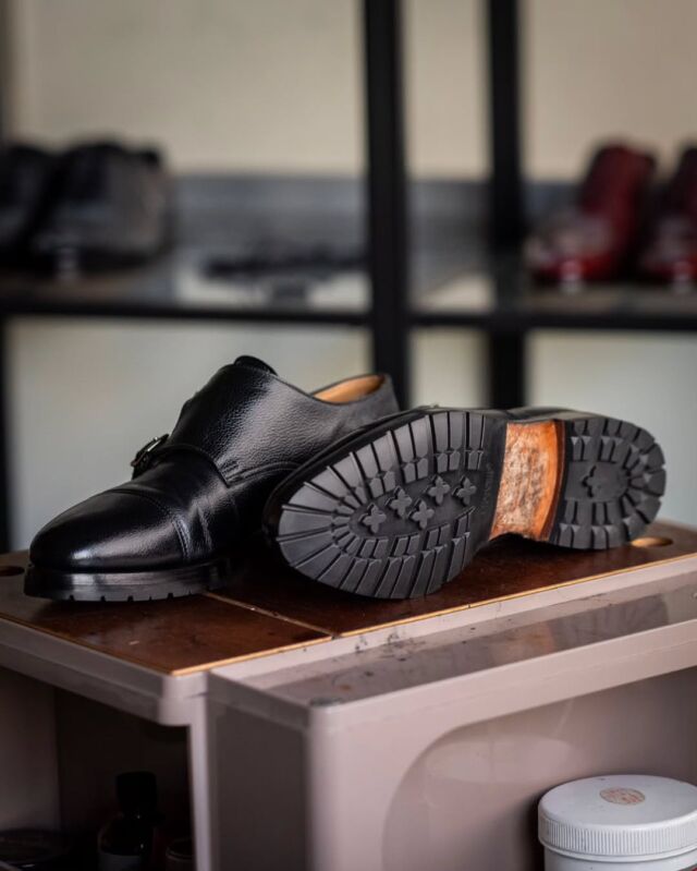 お修理のご依頼を承りました
当店をご利用頂き誠に有難うございます

前半分ゴム貼りとトップリフト交換
ビブラム社製モルターラソール

デザインもフォルムによって様々
このフォルムにボリューミーな底周り相性いいですね

素敵です

好みのカスタム承ります
田中十靴店ではどちらのお靴でもお修理や磨きのご依頼を承ります

#紳士靴#田中十靴店#靴修理#靴屋