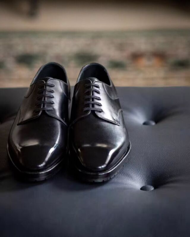 田中十靴店のプレーントウ
TLB Mallorca Saddle derby plain toe

縦に切られたフルサドルの外羽根が特徴

特徴ある意匠ながら穴飾りもなくミニマルなデザインが肝

ミニマルなデザインに立体的なフォルムを加えるのが底材のモルターラソール

控えるところ控えてしっかり主張も

足元に少しの変化を加えてみてください

残在庫UK6,6.5

#mensshoes#shoestagram#classicmenswear#goodyearwelt#tanakajukkaten