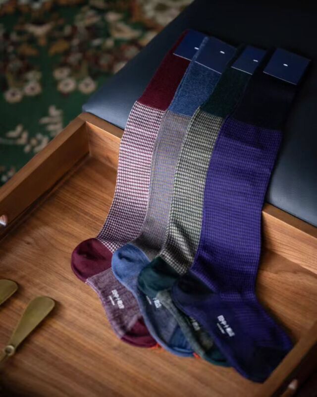 田中十靴店のホーズ
当店の靴下は全部長いんですよ

ドレススタイルのエチケットとして体毛を隠すことから膝下まで長さのあるホーズが現存するわけですが

主流ではないですね
ええ少数派です

でもこれ履くと意外にはまります
男の絶対領域的なあのコントラストがない安心感
そしてアンダーウェアとしての機能
自分は夏もホーズです
汗吸うでしょうしパンツと肌が触れないので

そしてなんと言ってもこの色彩豊かなバリエーション千鳥格子柄
あまり他ではお目にかかれないかと

ホーズ
是非お試しください

ホーズバリエーションについて詳しくはプロフィールリンクからホームページGoods欄にてご覧ください→@tanakajukkaten

#紳士靴#靴下#ホーズ#靴屋